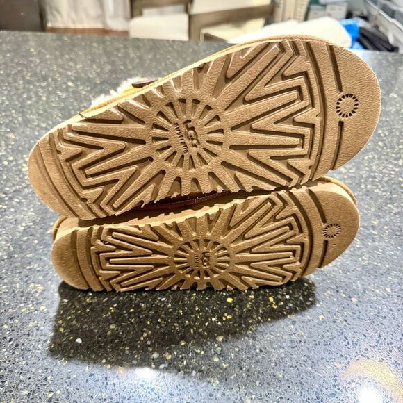 UGG Classic Short Bailey Button Boot. Size 7. - Picture 9 of 9